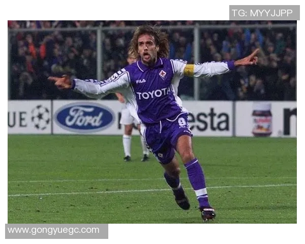 九十年代足球传奇球星盘点 经典人物与辉煌时刻回顾 九十年代足球传奇球星盘点 经典人物与辉煌时刻回顾