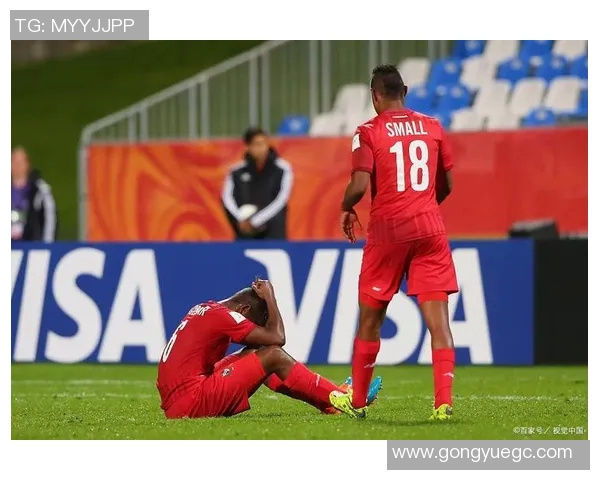 小球迷与足球球星击拳瞬间温暖人心传递激情与梦想 小球迷与足球球星击拳瞬间温暖人心传递激情与梦想